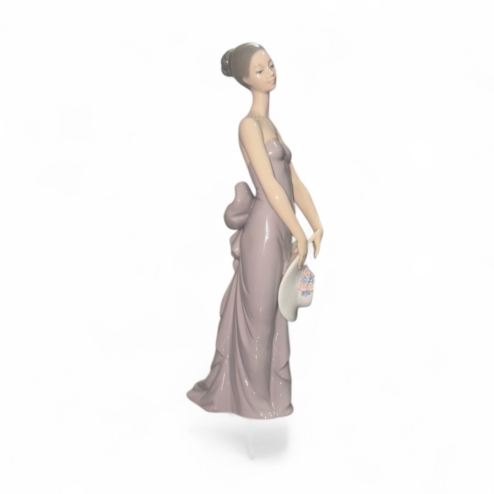 LLADRO Retired Bridesmaid Figurine 5598 Purple Dress Hat With Flowers No Box